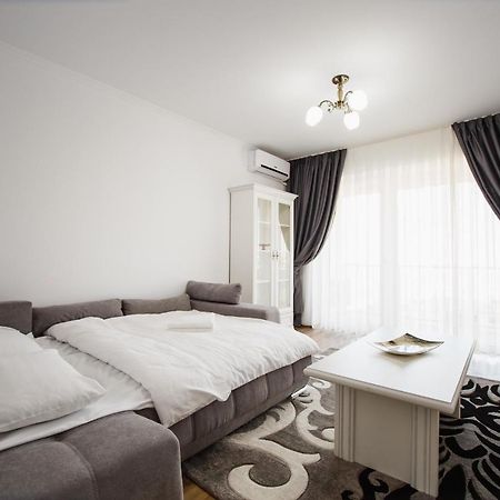 Bright & Elegant Central Apartment Орадя Экстерьер фото